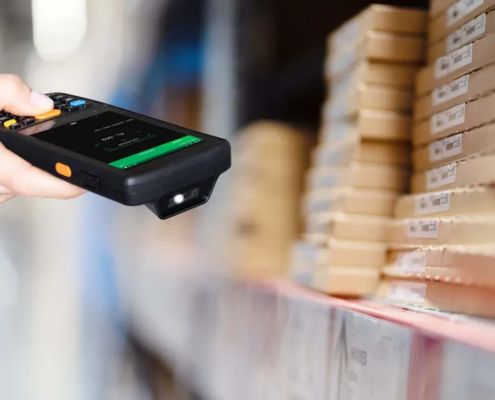 Datalogic Memor K20-25 scannt Pakete im Lager