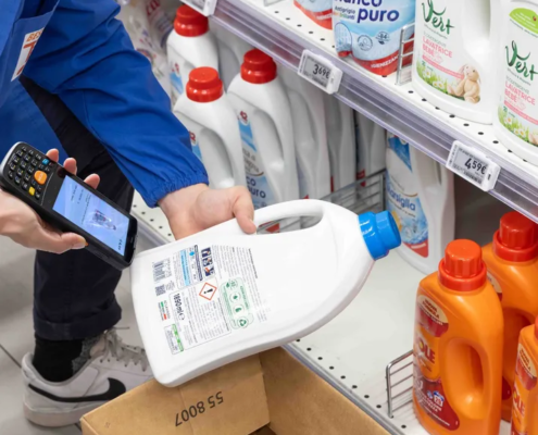 Dataologic Memor 20-25 scannt Produkt im Drogeriemarkt