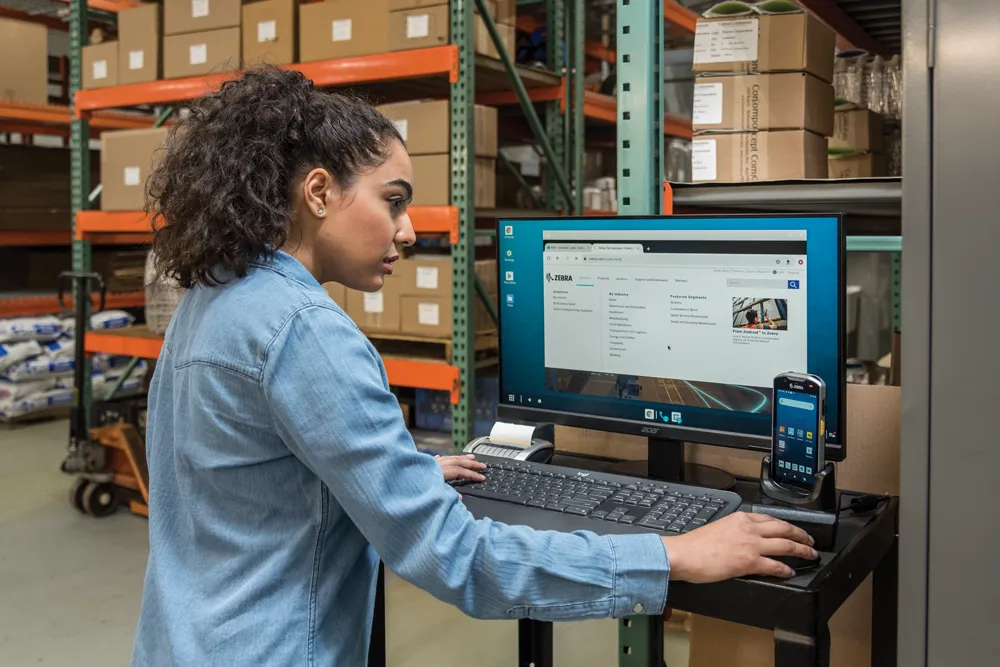 Dank Zebra Workstation Connect kann der TC52 zum erfassen der Ware und als stationärer Arbeitsplatz genutzt werden