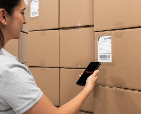 Mobilcomputer CT32 von Honeywell scannt Paket