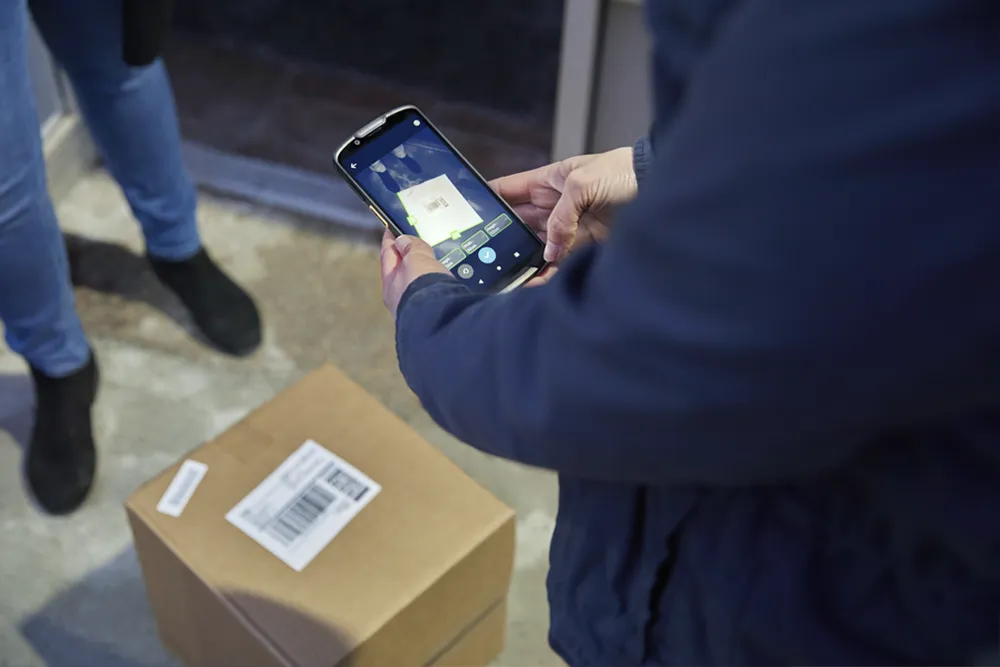 Dargestellt wird ein Mobilgerät der mit einem ToF-Sensor ausgestattet ist und mit der passenden Software, das Erfassen vom Produktabmessungen ermöglicht.